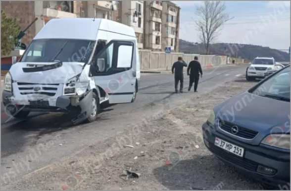 Լուսակերտի զորամասի դիմաց բախվել են «Ford Transit»-ն ու «Opel Zafira»-ն․ կա վիրավոր